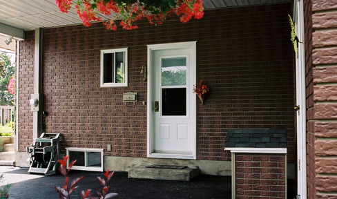 На фото - входная группа в жилое помещение. На фасаде цокольный сайдинг по кирпич, монтаж занял всего 4 дня. Утепелние дома не подразумевалось.